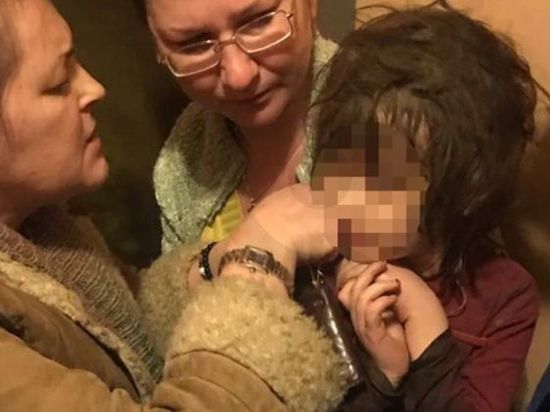 Страшная история московской девочки-маугли: мать спятила после депортации любовника дети