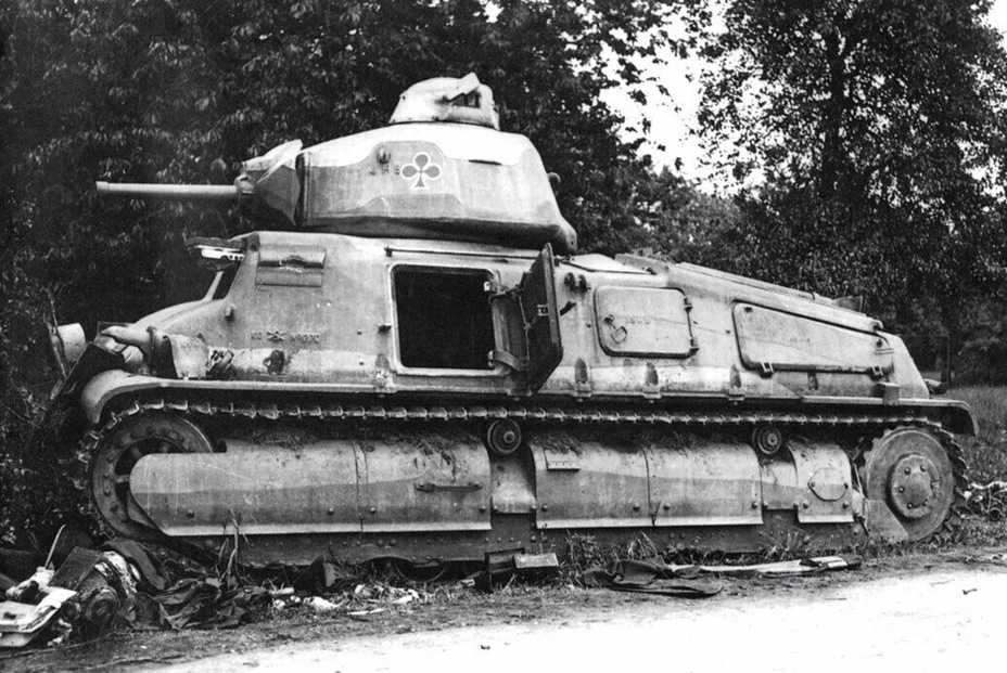 ​Как показали результаты боевого применения, наиболее удачным французским танком стал SOMUA S 35. Другой вопрос, что этих машин было маловато на тех участках фронта, где наносился главный удар немецкой группировки, да и само боевое применение вызывает массу вопросов - Колосс на глиняных ногах | Warspot.ru