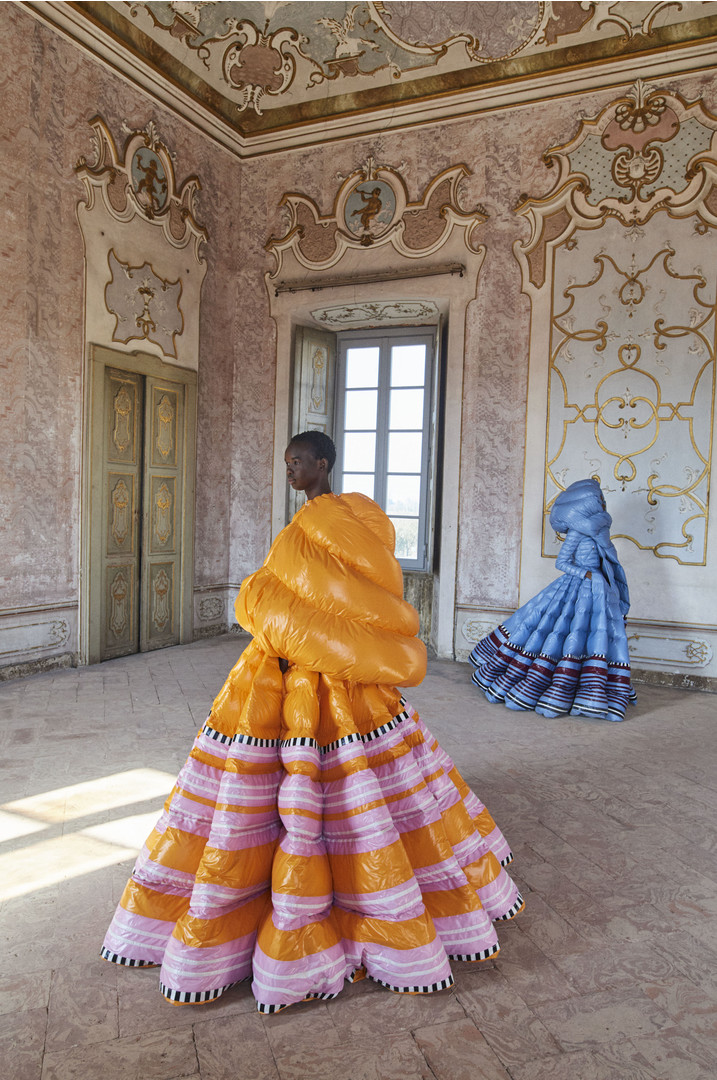 Ноу-хау в мире моды: платья из пуховиков Ноу-хау в мире моды: платья из пуховиков дизайнеры,мода,мода и красота,модные тенденции