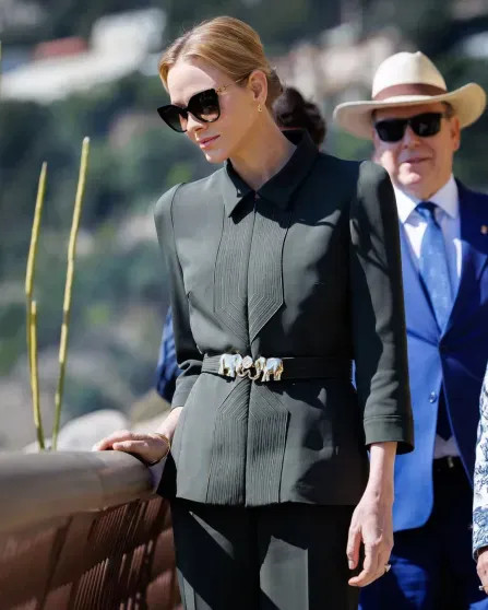 Княгиня Монако Шарлен, князь Альбер II и принцесса Каролина посетили Экзотический сад в Монако Шарлен, князь, Альбер, IIКнягиня, принцесса, княгиня, Каролина, IIПринцесса, Монако, Экзотический, ШарленКнягиня, детей, время, несколько, солнцезащитные, КаролинаКнягиня, отношениях, принц, слухи, между