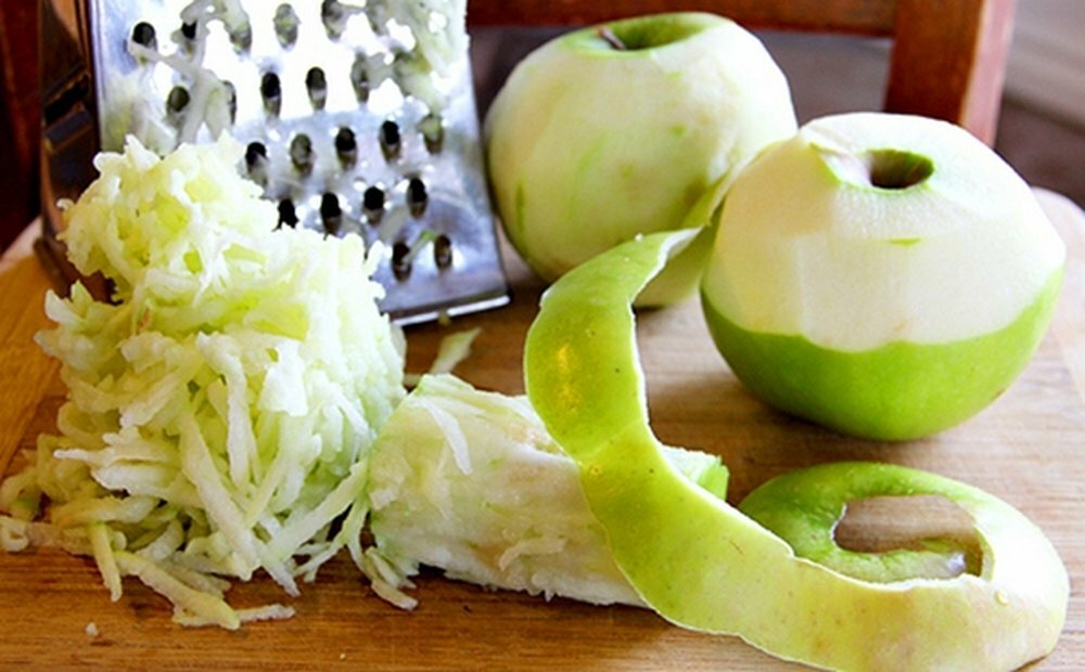 яблоко (беру зеленое кисло-сладкое) чищу и тру на терке.