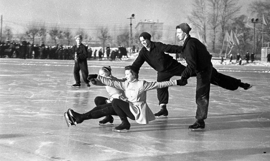 Зима сквозь призму легенд советской фотографии 1950е, Москве, лыжах, Снежные, Ленинских, Воробьевых, горках, Морозное, 1950е6, Каток, Парке, Горького, Тренировка, Воскресенье, Снежный, катание, санях, год10, колхозе, 1960е