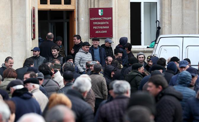 На фото: митингующие у здания администрации президента Республики Абхазия