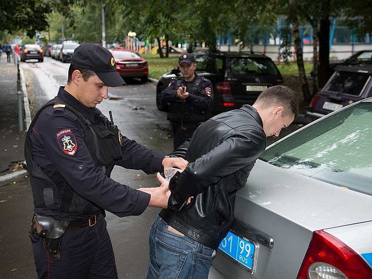 Когда гаишник имеет право заставить водителя выйти из машины