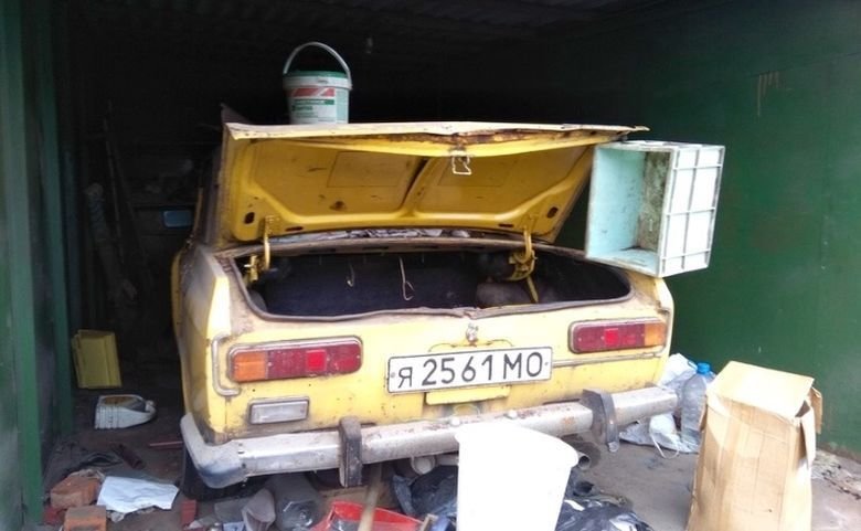 Автомобили, которые нашли во время сноса московских гаражей Автомобили, которые нашли во время сноса московских гаражей