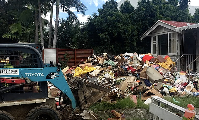 Братья вложили накопления в дом посреди куч мусора. Через полгода соседи предложили за строение в 5 раз больше