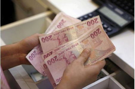 A money changer counts Turkish lira bills at an currency exchange office in central Istanbul, Turkey, August 21, 2015. REUTERS/Murad Sezer/File Photo