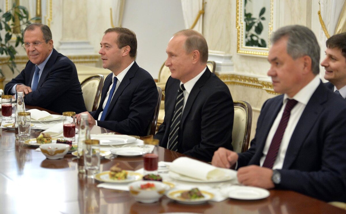 В России, наряду с очисткой в Министерстве обороны, начали уходить со своих должностей губернаторы.-2