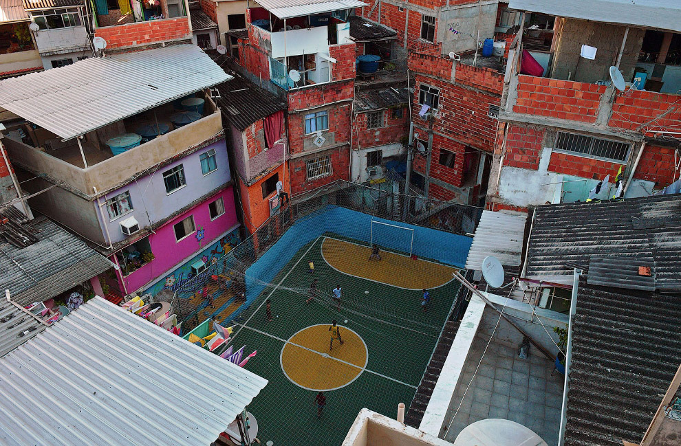 Еще один стадион в трущобах в Рио-де-Жанейро, Бразилия