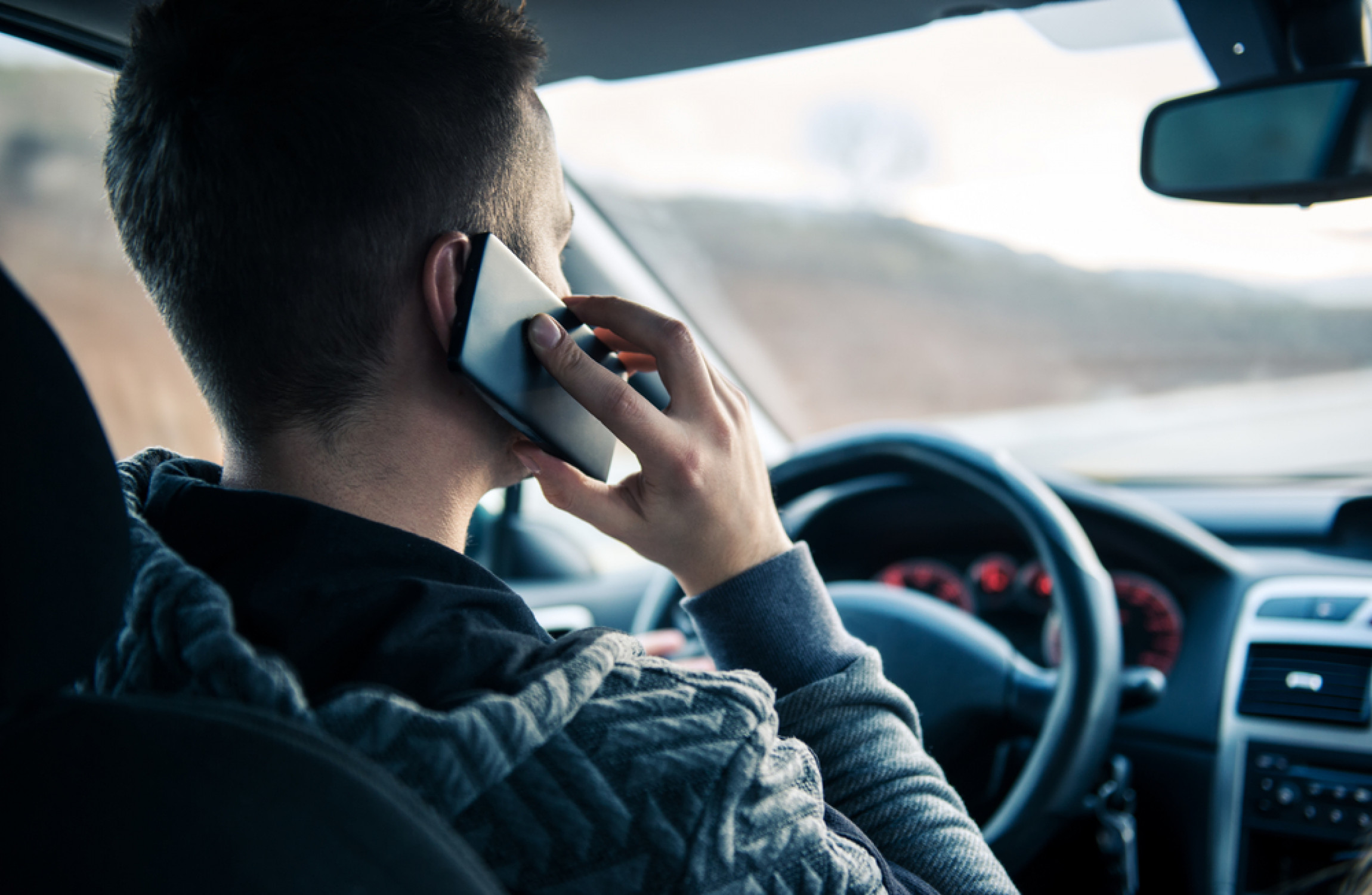 Можно ли водителям разговаривать по телефону в пробке?