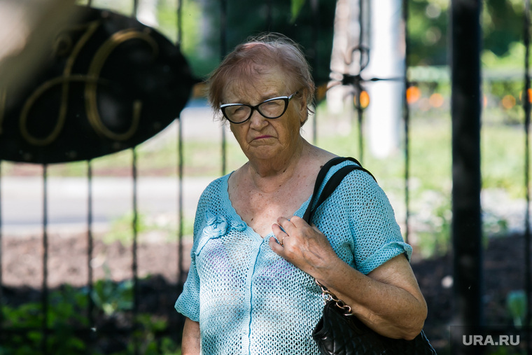 Женщина пенсионерка ищет