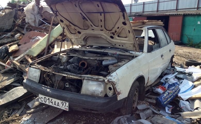 Автомобили, которые нашли во время сноса московских гаражей Автомобили, которые нашли во время сноса московских гаражей