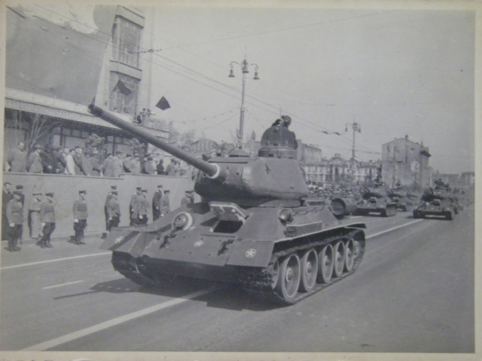  Военный парад на Крещатике, 1 мая 1945 года.