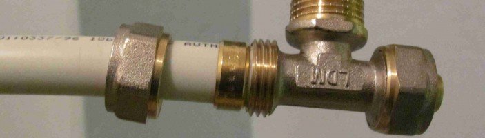 Как соединить металлическую трубу слива ванны с пластиковой канализацией Как соединить металлическую трубу слива ванны с пластиковой канализацией самоделкин,сделай сам,советы