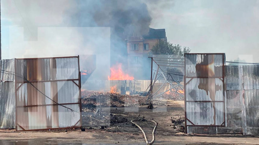 В огне дом и деревянные паллеты: в Одинцове тушат мощный пожар