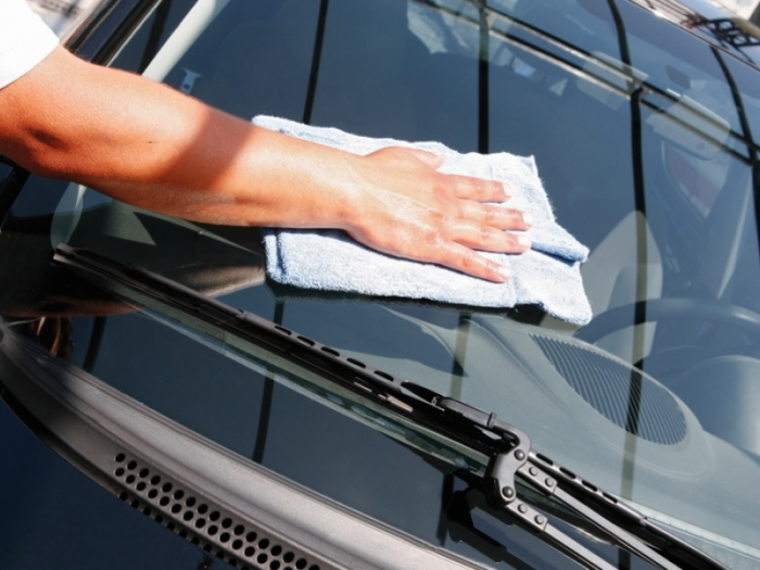 Простой и быстрый способ удалить следы наклейки на автомобильном стекле авто и мото,автоновости,автосоветы