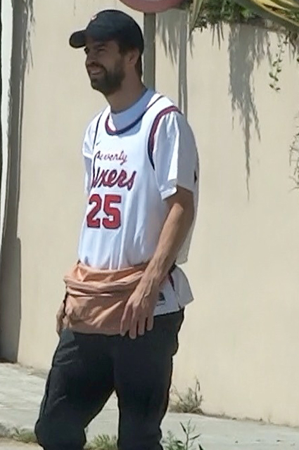 Шакира с возлюбленным Жераром Пике и сыновьями на прогулке в Барселоне: новые фото Шакира с возлюбленным Жераром Пике и сыновьями на прогулке в Барселоне: новые фото Звездные пары