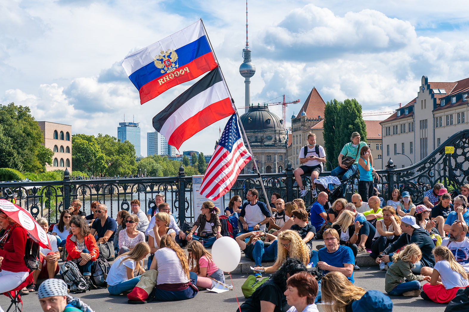 Русские в германии. Русские немцы в Германии. Германия Русаки енемцы. Протесты в Германии с российскими флагами.