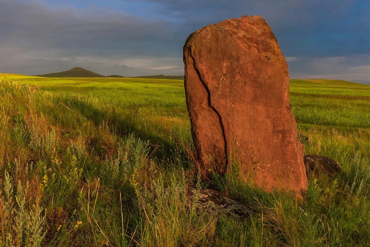 Одинокий камень из Хакасcкого заповедника ищет симпатичную гальку для совместного созерцания красивых закатов.
