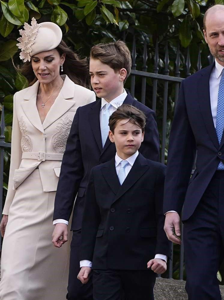 Кейт Миддлтон впервые за три года появилась с детьми не пасхальной службе: Шарлотта стала похожа на Елизавету, а Луи вырос и возмужал Кейт Миддлтон впервые за три года появилась с детьми не пасхальной службе: Шарлотта стала похожа на Елизавету, а Луи вырос и возмужал принцесса, королевской, принц, Кэтрин, радостно, несмотря, Шарлотта, службе, принцессы, королеве, семью, время, также, короля, флаги, Виндзорского, мероприятиях, Пасхи»Когда, Елизаветы, присутствующим