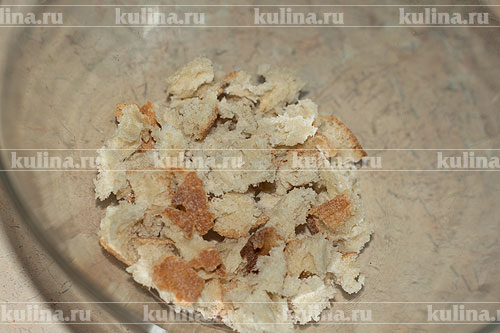 Салат из рукколы праздничный Хлеб нарвать руками мелкими кусочками и положить его в миску.