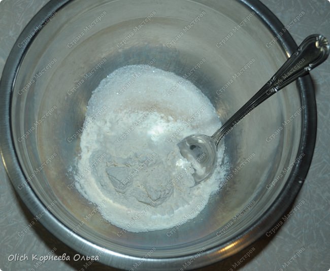 Здравствуйте. Уже не первый месяц, как пеку пироги, собираюсь рассказать о рецепте этого теста, но вспоминаю, когда уже пироги готовы. Рецептов очень много и в каждом есть своя изюминка. Этот рецепт мне попался на просторах интернета, когда я искала рецепт быстрого дрожжевого теста для пирогов. Меня подкупило слово быстрое, так как всегда хочется сэкономить время и при этом приготовить что-нибудь вкусненькое. Еще в рецепте говорилось, что пироги, приготовленные из этого теста, не черствеют очень долго, аж неделю. Верность этого утверждения нам не удавалось проверить до сих пор, потому как пироги мы съедаем быстро, редко когда остаются на второй день. Но вот что точно могу утверждать, что даже если вы уберете пироги в холодильник (а я всегда убираю пирожки храниться в холодильник, если в начинке яйца или грибы, все таки это скоропортящаяся начинка), они все равно будут мягкими и вкусными. Бывает пироги пару часов полежат и уже не такие вкусные, не такие мягкие и воздушные. А эти неееет, очень вкусные и нежные. <br />
Расскажу еще о плюсах этого теста:<br />
1. Не нужно ждать, когда тесто подойдет, можно печь сразу. Поэтому, если начинка требует предварительного приготовления, например, протушить что-то надо или отварить, то все следует приготовить заранее, иначе на это просто не останется времени.<br />
2. После того как тесто готово, мука больше не понадобится. Оно довольно таки жирное, не липнет к рукам и столу, поэтому лишняя мука для лепки не нужна. А потом и стол не нужно оттирать от этой муки.<br />
В общем кому стало интересно, читаем дальше. фото 3