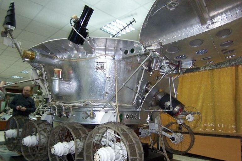 Если не знать, какую приборную начинку имел советский Луноход, может показаться, что просто полая внутри машинка для покатушек по другим планетам. На фото - Луноход-3 (не был отправлен)