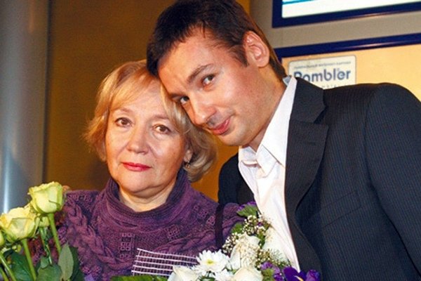 Елена Санаева с сыном Павлом Санаевым (фото: "bestugev-m.org.ru")
