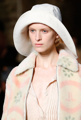 Пушистые шляпы, ушанки и бейсболки без козырька: самые модные головные уборы сезона 