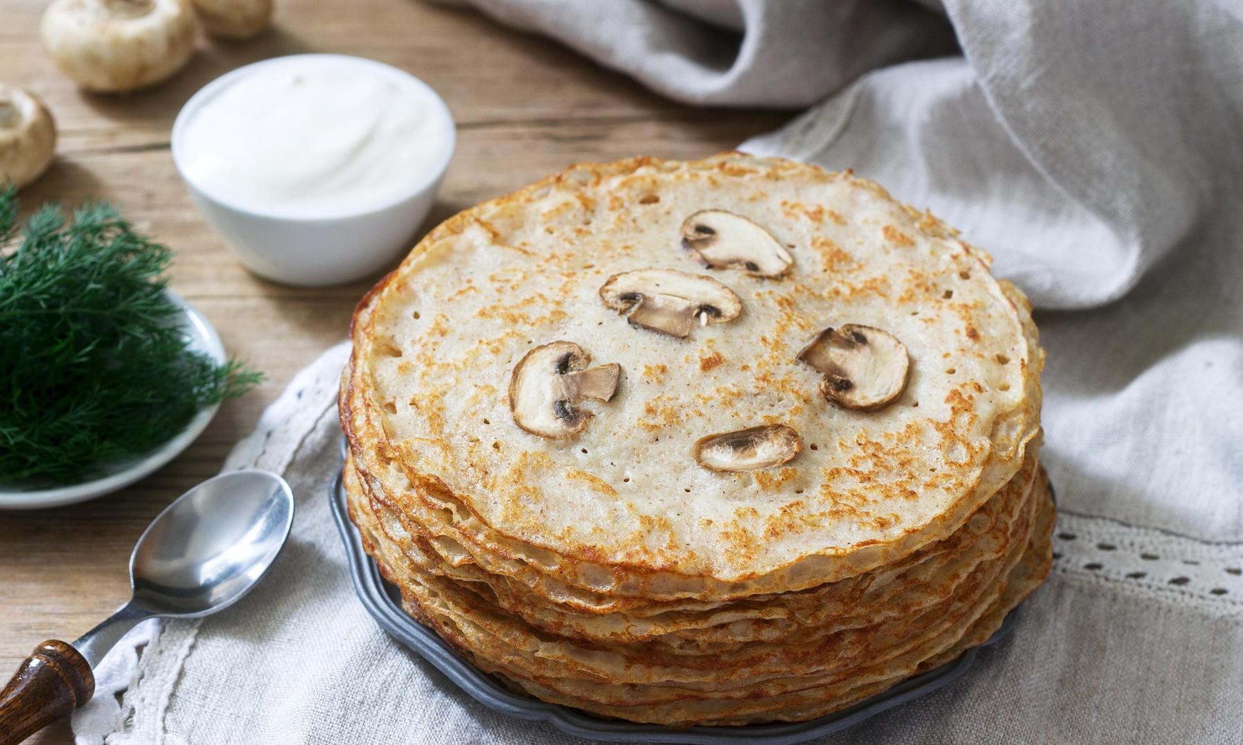 Блины с припеком: добавьте в тесто ветчину или шампиньоны, и получите незабываемый вкус