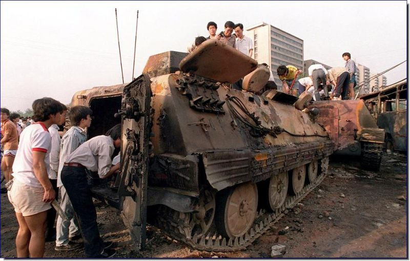 Одна из самых знаменитых фотографий протеста на Тяньаньмэнь-1989. А ведь с обеих сторон противостояния стоят фактически ровесники: студенты и солдаты.-29