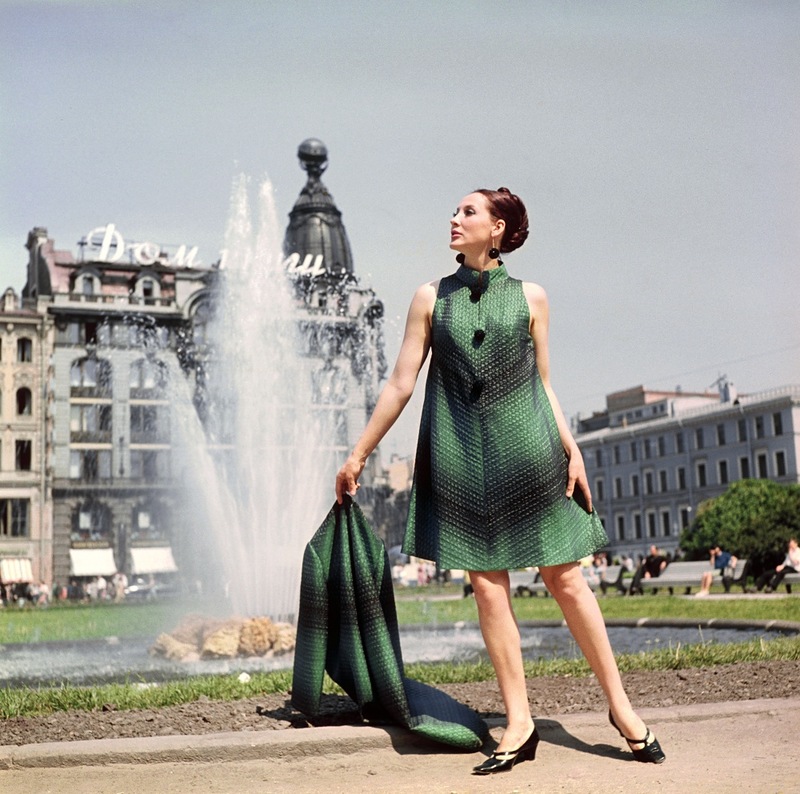 Демонстрация пальто и вечернего платья.1968 г. Фотохроника ТАСС П.Федотов