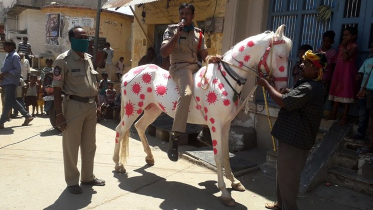 Полицейский на «коронавирусной» лошади предупреждал граждан об эпидемии