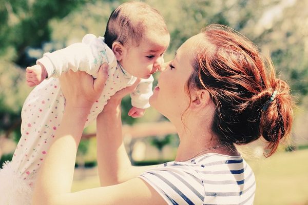 Девушки в деревне отцветают рано. Вначале — кровь с молоком, — и вот седая и жизнью гнутая