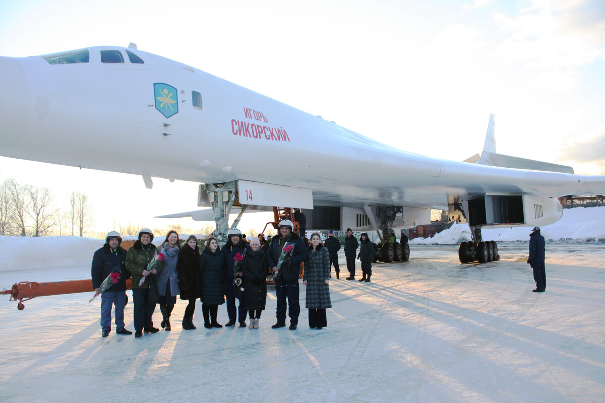 Чем так уникален "Белый лебедь"?  На днях наш президент в Казани побывал за штурвалом уникального российского стратегического бомбардировщика-ракетоносца Ту-160М.-9