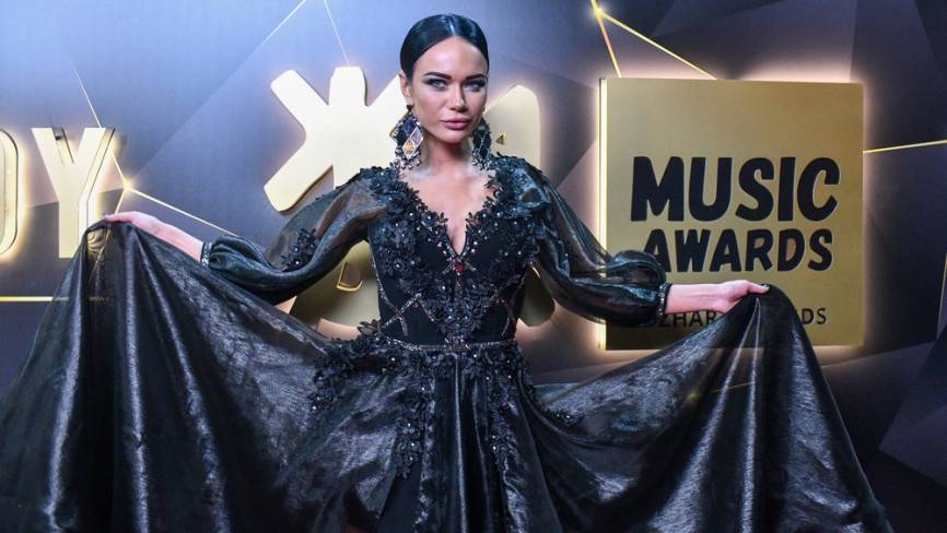 Актриса Яна Кошкина удивила поклонников «бесконечными» ногами на фото