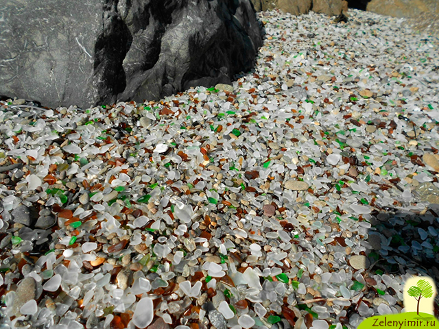 Стеклянный пляж в парке МакКерричер в Калифорнии — мусор создает красоту