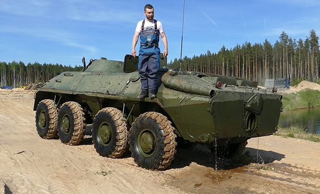 Нашли старый БТР и проверили на бездорожье: 11 тонн брони против болота. Видео