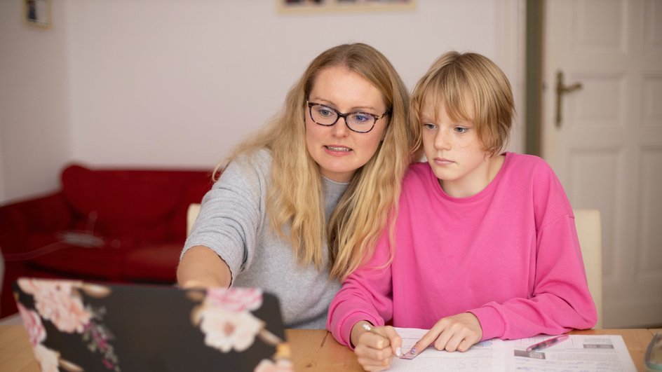 Школьница готовится к ОГЭ с репетитором Школьница готовится к ОГЭ с репетитором