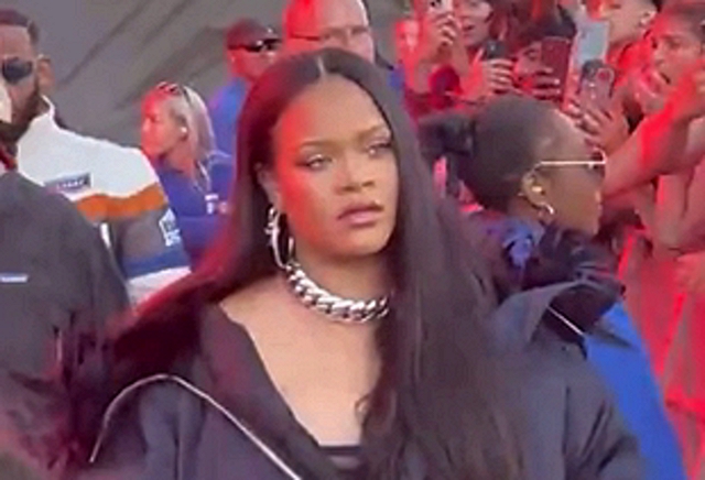 Рианна впервые после рождения ребенка появилась на публике