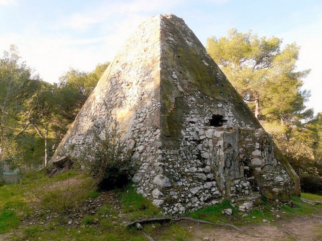 Ряд небольших пирамид во Франции.