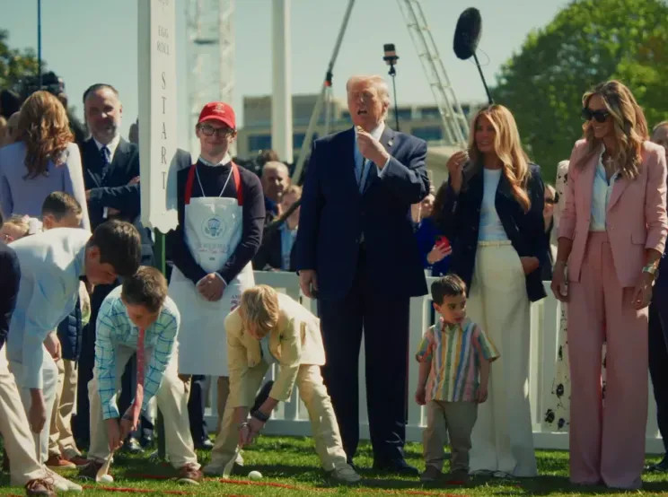 Большой кролик, разноцветные яйца и детские рисунки: как Дональд и Мелания Трамп отметили Пасху Трамп, ТрампМелания, Дональд, Мелания, президент, ТрампДональд, мероприятия, Белого, детьмиМелания, приняли, участие, сорока, праздника, оформление, тысяч, журналистами, около, подготовили, важной, пообщаться