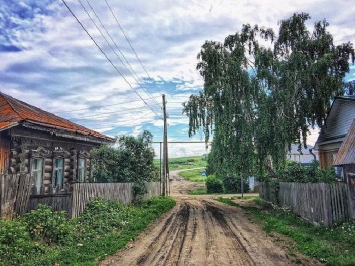 Деревянные дома с резными окнами, огороженные старыми заборами, словно древние стражи хранят прошлое в настоящем.