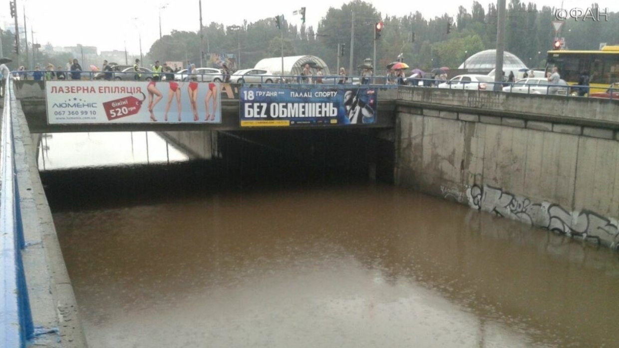 Киев потоп. Впечатляющие фото потопа. Возможность затопления Киева. Киев метро затопило. Кличко потоп.