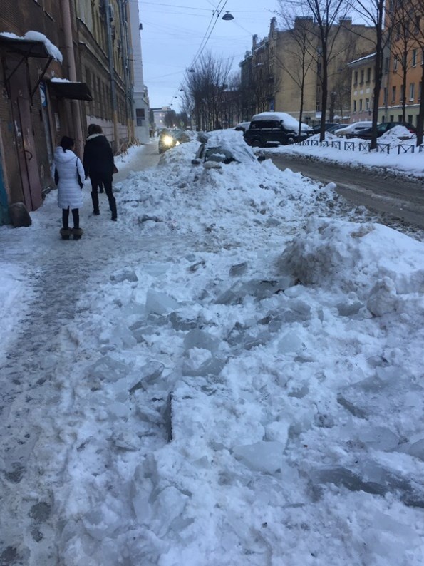 Работники ЖЭС разбили припаркованный возле дома автомобиль зима