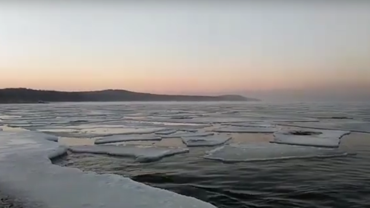 Сахалинские спасатели вытащили на берег группу рыбаков с оторвавшейся льдины
