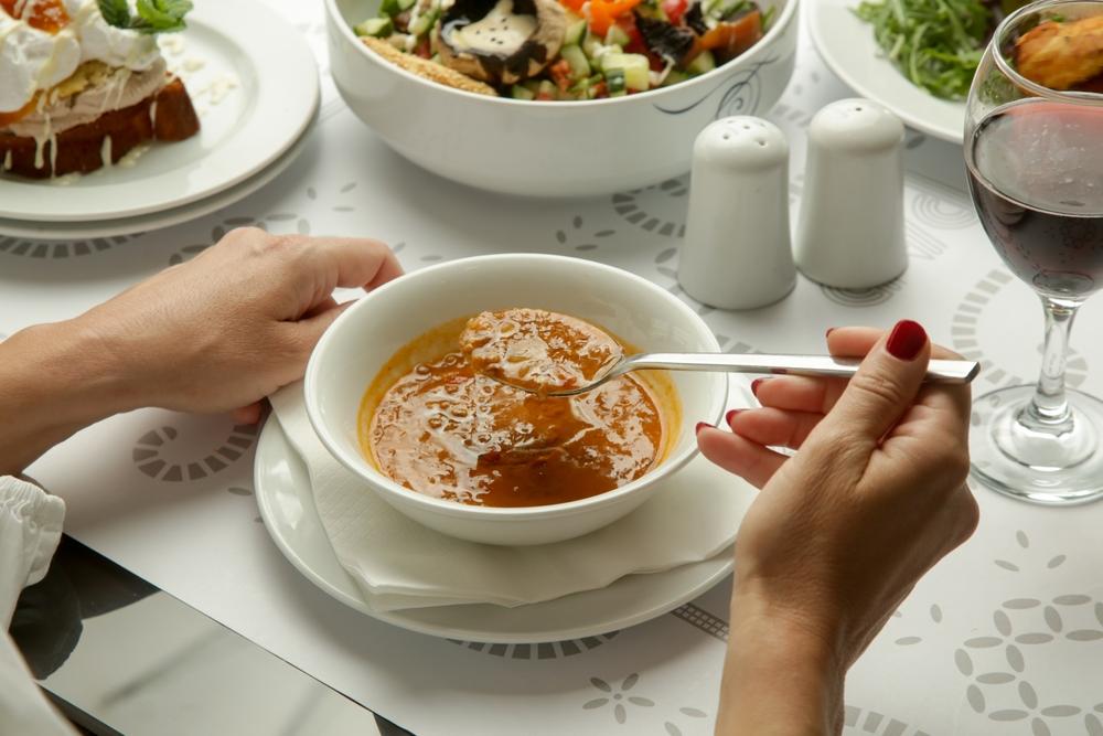 Готовый суп в тарелке