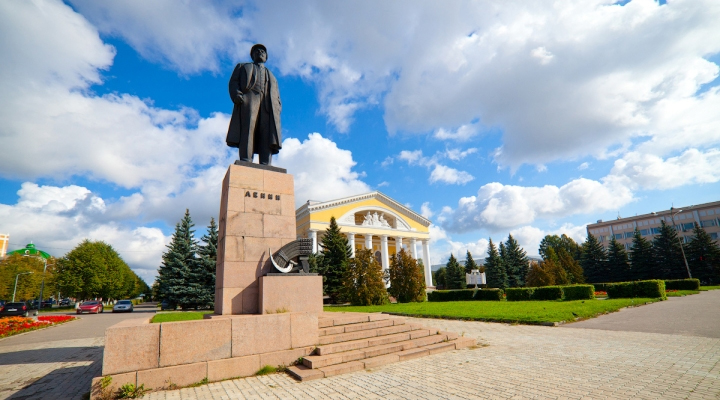 М в йошкар оле. Памятник Ленину (Йошкар-Ола). Памятник Ленину в Йошкар-Оле. Площадь Ленина Йошкар-Ола. Памятник Ленину на площади в городе Йошкар Ола.