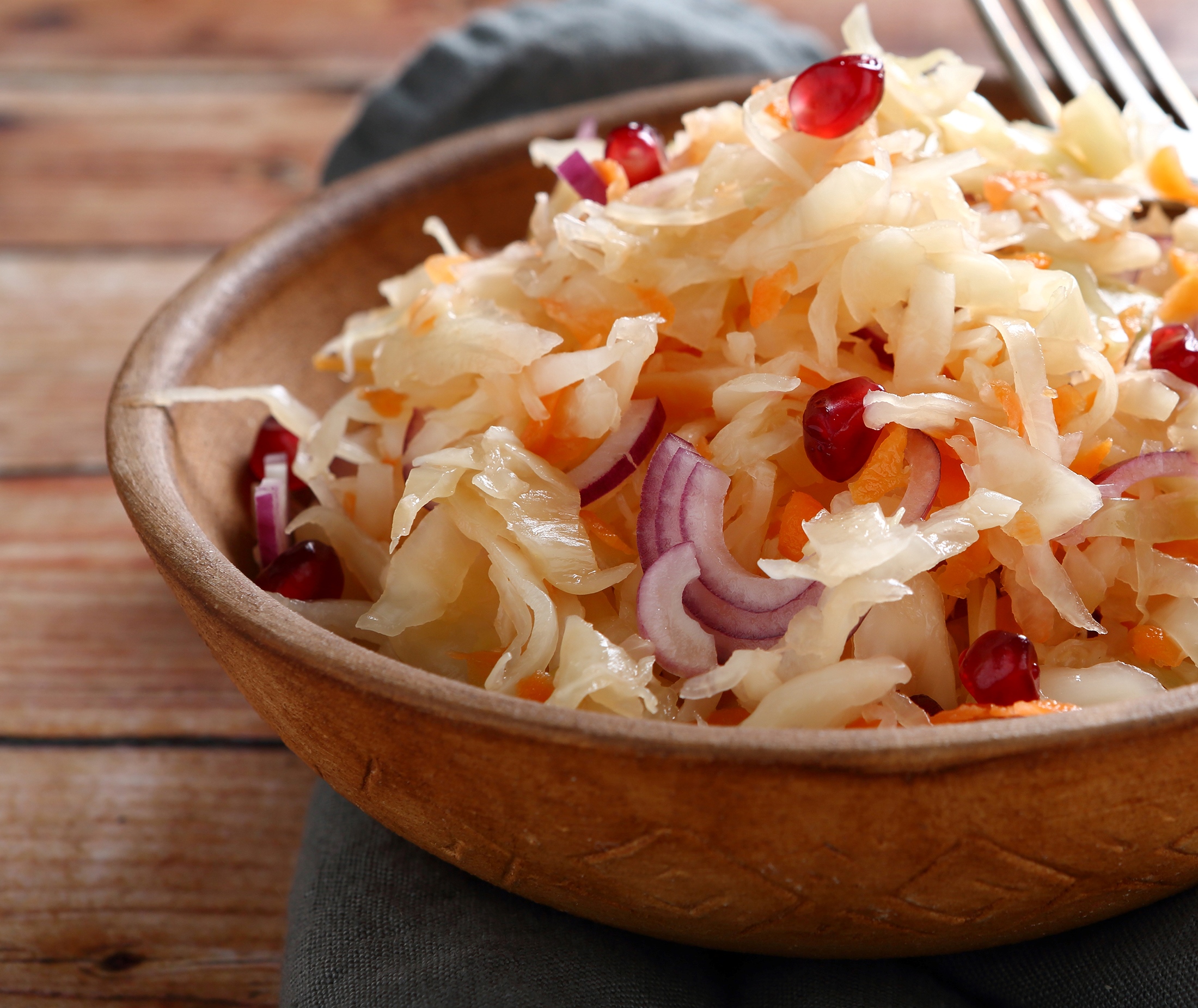 Квашеная капуста с клюквой. Sauerkraut – квашеная капуста.. Кислая капуста зауэркраут (Sauerkraut). Белокочанная капуста заквашенная. Шинкованная квашеная капуста.