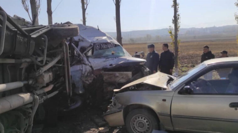 Семь человек погибли в Кыргызстане в ДТП с участием микроавтобуса